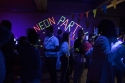 Neonparty op 24 februari 2023