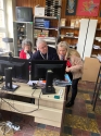 IJverig aan het werk & sorteren in het Archieflokaal